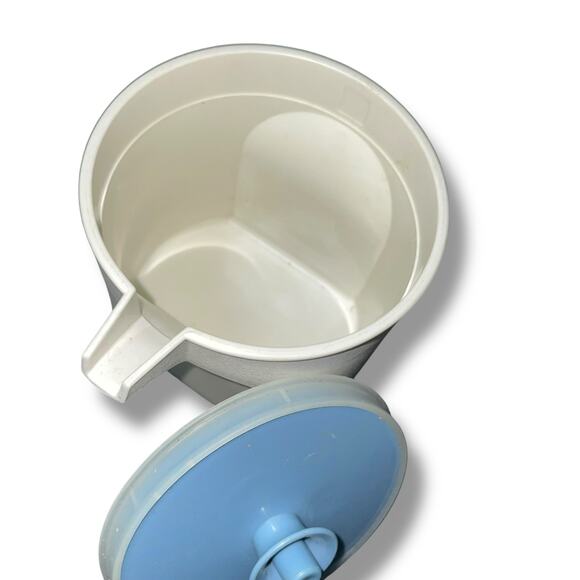 Tupperware Creamer Bowl with Push Button Lid Seal 1414 Almond Blue USA Vintage - Picture 11 of 14